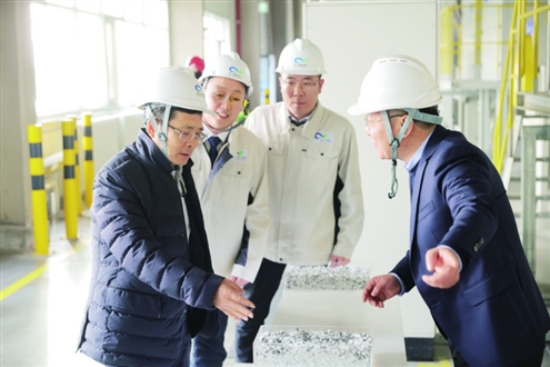 全国人大代表周云杰(左一)在海尔再循环互联工厂调研